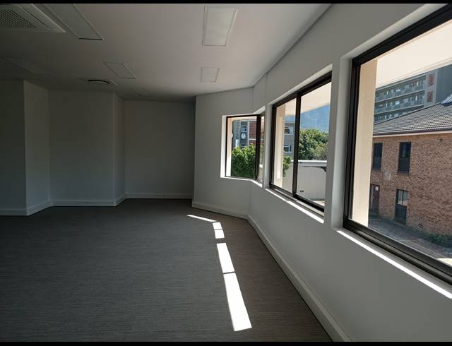 111M² OFFICE TO LET IN CLAREMONT